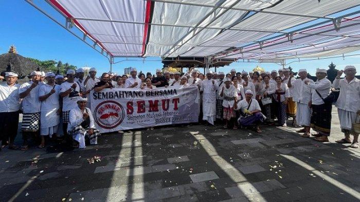 Persembahyangan bersama oleh relawan semut.