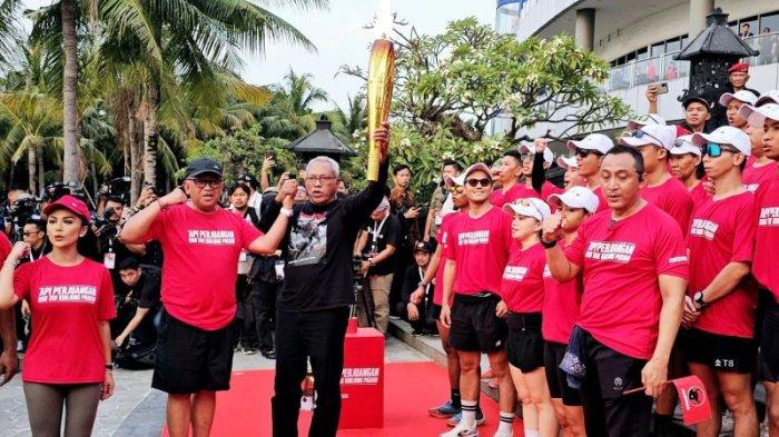 API ABADI - Sekretaris Jenderal PDIP Hasto Kristiyanto mengantarkan obor Api Abadi Mrapen 