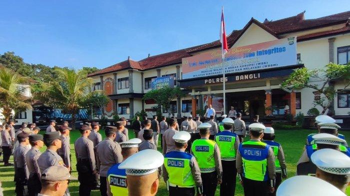 Kasat Reskrim Polres Bangli, AKP I Gusti Ngurah Jaya Winangun, saat melaksanakan apel di lapangan Polres Bangli, Rabu (1/5/2024)