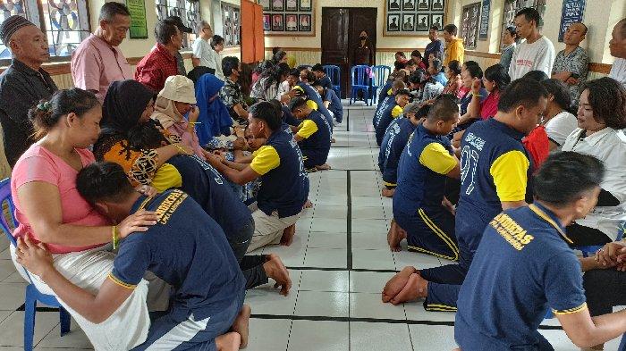 Acara sungkeman warga binaan di LPKA Karangasem, Sabtu 22 Juli 2023. Anak binaan memohon maaf ke orang tua, begitu juga orang tua memberikan nasehat ke anak.