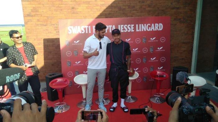 Kiper Bali United Adilson Maringa bersama mantan bintang Manchester United Jesse Lingard saat berada di Training Center Bali United kawasan Pantai Purnama, Gianyar, Bali, pada Senin 12 Juni 2023. 