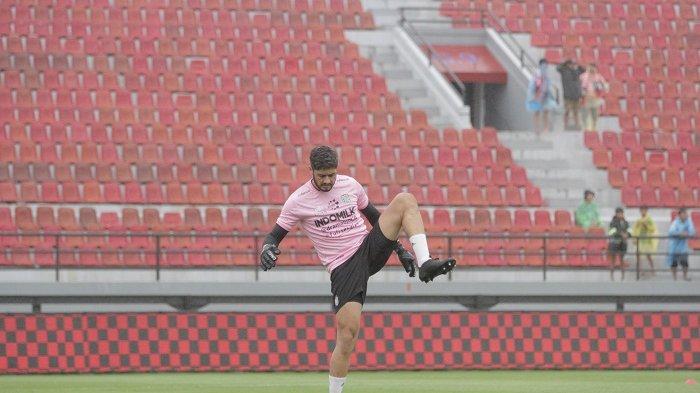  Kiper utama Bali United, Adilson Aguero Dos Santos atau Adilson Maringa menjadi salah satu pilar kunci pelatih Stefano Cugurra di Liga 1 2024/2025.