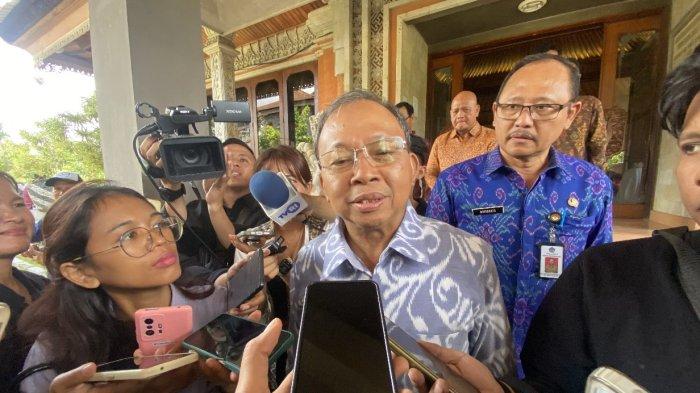 Ketika ditemui usai Rapat Paripurna di DPRD Bali pada, Senin 14 April 2025, Koster mengatakan siap jika dipanggil Kemenperin dan akan menjelaskan pelarangan produksi air minum dalam kemasan (AMDK) dibawah 1 liter. Akan Dipanggil Kemenperin, Gubernur Bali Klaim Pembatasan AMDK Di Bawah 1 Liter Kewenangan Daerah