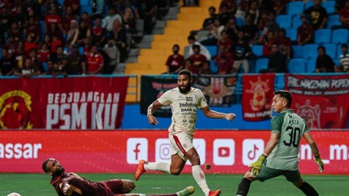Aksi pemain Bali United saat bertanding di laga pekan ke 25 Liga 1 kontra PSM Makassar