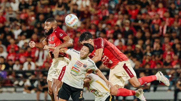 Aksi pemain Bali United saat bertanding kontra Persija Jakarta di laga pekan ke 30 Liga 1 Indonesia musim 2023-2024