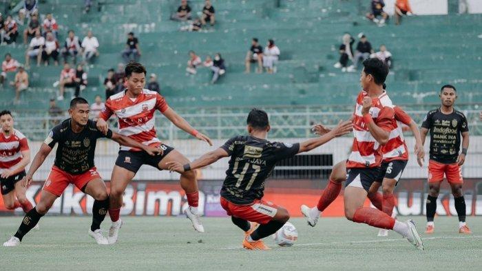 Aksi pemain Bali United saat menjalani pertandingan melawan Madura United di pekan ke 20 Liga 1 musim 2023-2024