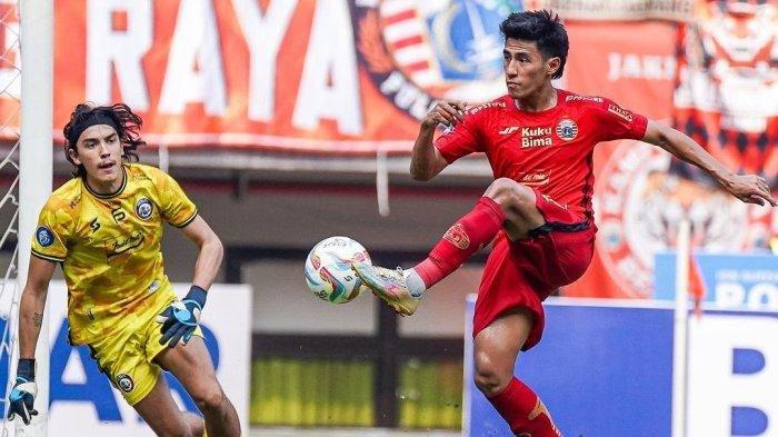 Aksi penggawa Persija Jakarta, Hanif Sjahbandi saat akan mencetak gol ke gawang Arema FC yang dijkawal Julian Schwarzer pada pertandingan pekan ke-9 Liga 1 di Stadion Patriot Candrabhaga, Minggu (20/8/2023)