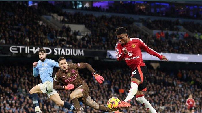 Aksi winger Manchester United, Amad Diallo saat bertanding bersama di Eithiad Stadion