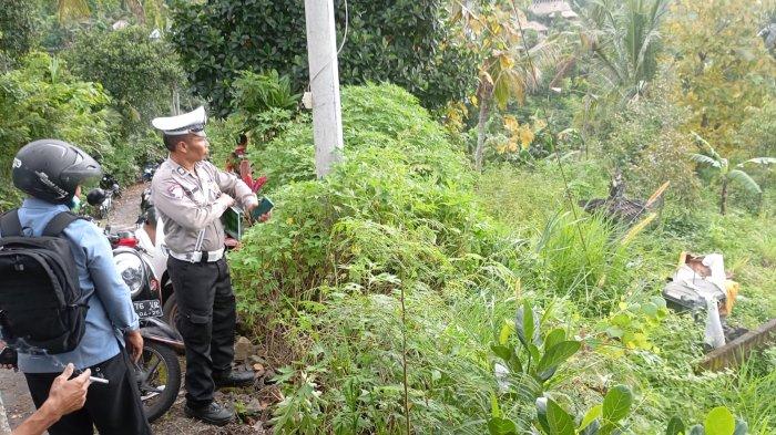 Kecelakaan - Warga sekitar saat membantu menolong Gavin dan Agustinus usai mengalami peristiwa kecelakaan di ruas jalan Singaraja - Sambangan pada Selasa (1/4/2025). Peristiwa kecelakaan diduga akibat rem sepeda motor mengalami blong saat lewat jalur turunan. Alami Kecelakaan, Gavin Meninggal, Rem Motor Blong Saat Melintasi Turunan Singaraja – Sambangan Bali