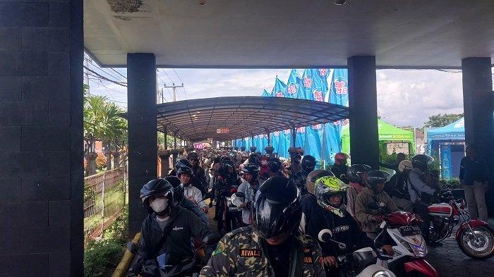 ANTREAN - Antrean kendaraan roda dua sepeda motor menuju Pelabuhan Gilimanuk, Jembrana, pada H-1 Idul Fitri atau Minggu 30 Maret 2025.