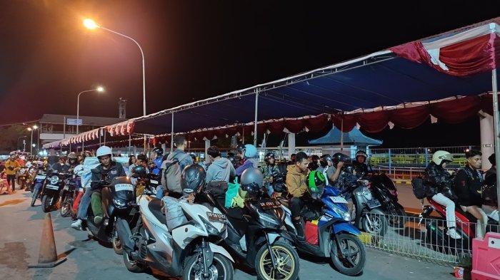 Antrean penumpang di arus mudik di Pelabuhan Padang Bai, Kecamatan Manggis, Kab. Karangasem, Senin (8/4/2024) dini hari.