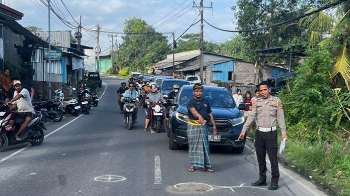 TKP - Aparat kepolisian dari satlantas Polres Badung saat melakukan olah TKP pasca kecelakaan di Kelurahan Munggu, Kecamatan Mengwi, Kabupaten Badung, pada Selasa 1 Juli 2025
