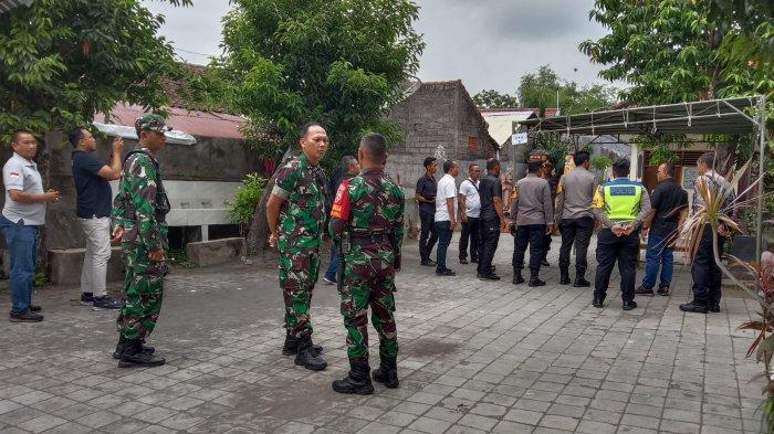 Aparat mendatangi TPS 5 Lingkungan Tegal Mawar, pasca terjadinya kasus pemukulan yang dialami seorang saksi dari salah satu partai bernama Komang Budi Adnyana, Rabu (14/2)