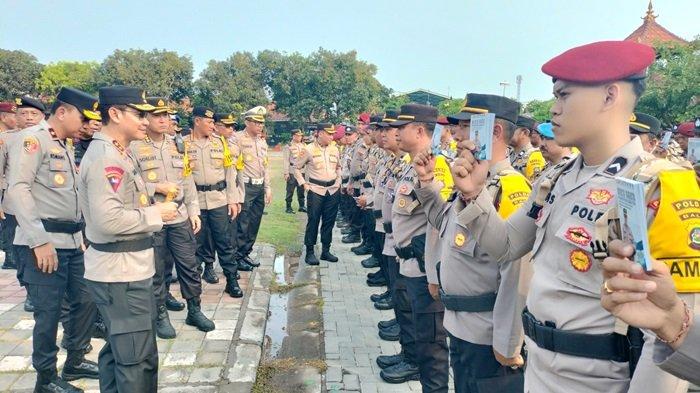 Apel pergeseran personel pengamanan Pilkada Serentak Polda Bali.