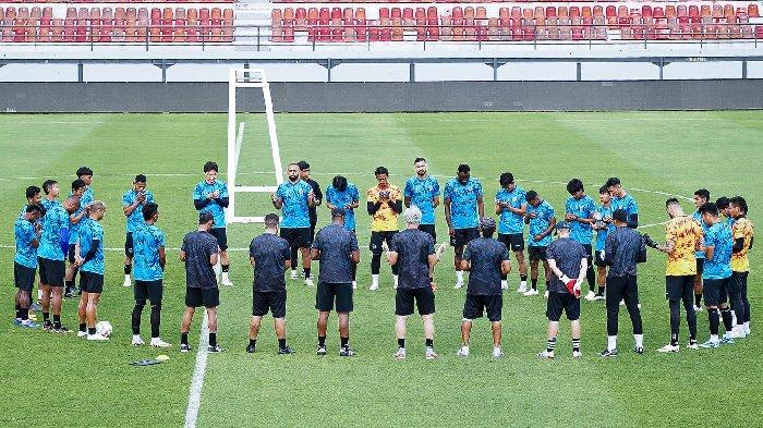 Arema FC saat persiapan hadapi Bali United dalam ajang Piala Presiden 2024 di Stadion Dipta.