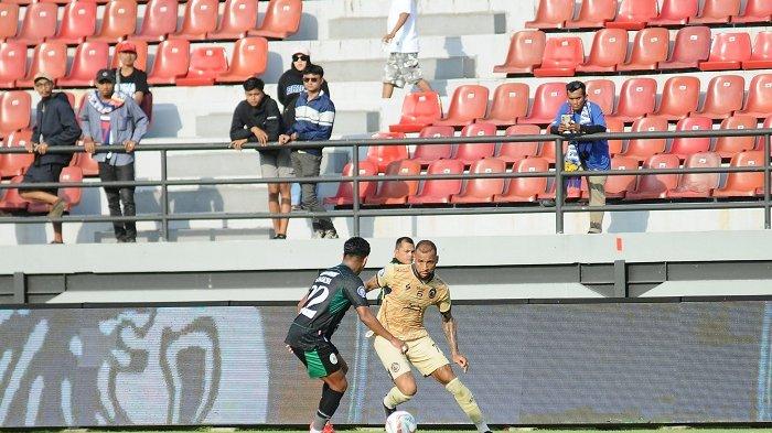 Pertandingan Arema FC vs PSS Sleman di pekan ke-14 Liga 1 2023/2024 yang digelar di Stadion Kapten I Wayan Dipta, Gianyar Bali pada Sabtu 30 September 2023.