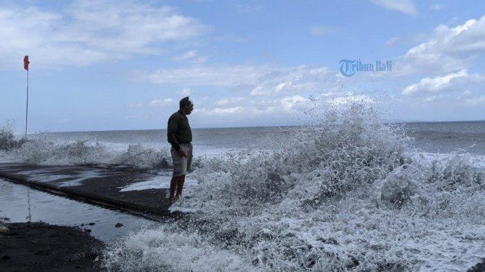 Ilustrasi - Sejak 10 tahun terakhir, air laut membombardir garis pantai sampai membuat jarak air laut dengan rumah mereka tinggal beberapa jengkal saja. Abrasi parah di wilayah Pebuahan berdampak kepada sekitar 240 kepala keluarga (KK).
