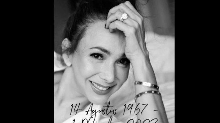 Artis Kiki Fatmala dikabarkan meninggal dunia karena komplikasi akibat kanker pada Jumat (1/12/2023).