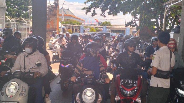 Pengecekan identitas di Pos KTP Gilimanuk, Jembrana Bali, Minggu 14 April 2024 kemarin. - 96 Ribu Orang Masuk Balik Dalam Dua Hari Puncak Arus Balik Mudik 2024, Pemudik yang Balik 33 Persen