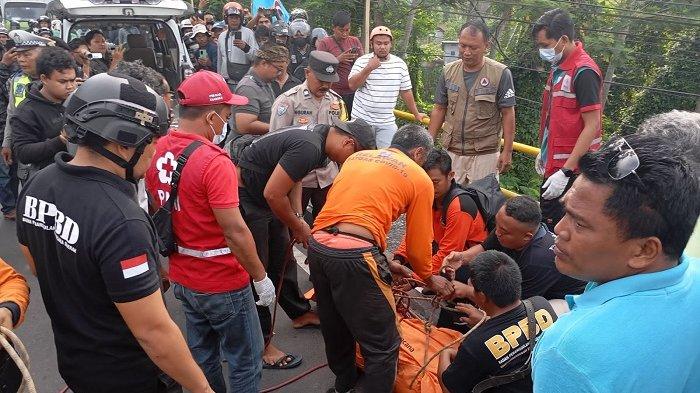 Badan Penanggulangan Bencana Daerah (BPBD) Gianyar, Bali telah berhasil mengevakuasi korban jatuh di Tukad Cangkir, Kelurahan/Kecamatan Gianyar, Senin 12 Februari 2024. Saat ini, jenazah korban telah dibawa ke RSUD Bangli.