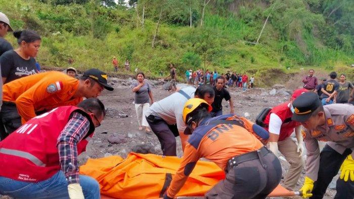 Beberapa petugas dari BPBD tengah melakukan evakuasi terhadap korban tanah longsor yang berlokasi di Desa Buana Giri, Kecamatan Bebandem, Kabupaten Karangasem.