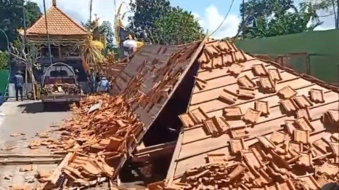 
ROBOH –Warga melihat kondisi Bale Pesandekan di Banjar Pengiasan, Desa/Kecamatan Mengwi, Kabupaten Badung yang roboh, Selasa (24/12).