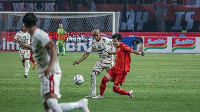 Ryo Matsumura (kanan) sedang menguasai bola dan dibayangi Novri Setiawan (kiri) dalam laga pekan ke-13 Liga 1 2023 antara Persija Jakarta versus Bali United di Stadion Patriot Candrabhaga, Bekasi, Jawa Barat, Minggu (24/9/2023).
