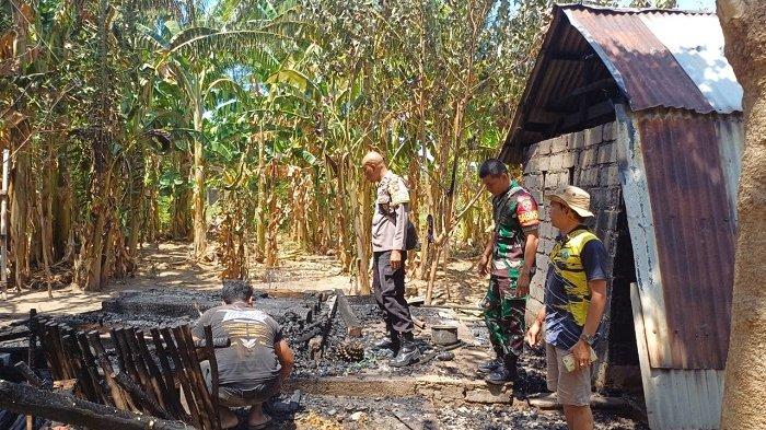 
TERBAKAR - Bangunan rumah semi permanen milik I Made Sutami asal Desa Bunutan, Kecamatan Abang, Kabupaten Karangasem ludes terbakar, Minggu (29/9).