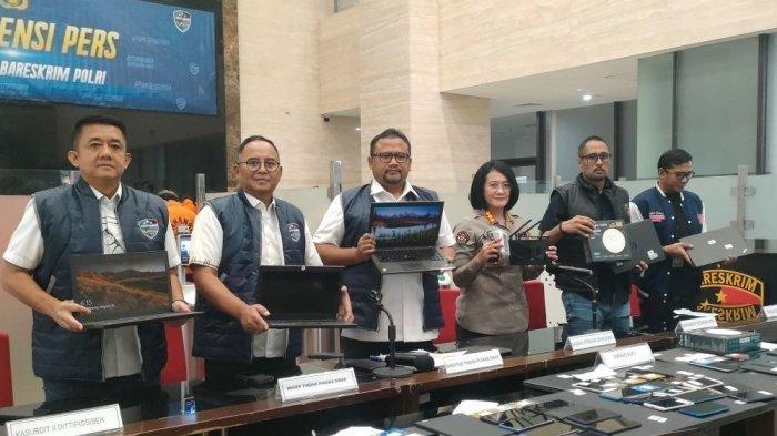 Bareskrim Polri menggelar konferensi pers terkait penggerebekan markas operator judi online di kawasan Denpasar, Bali dengan menangkap 31 orang pelaku, Rabu (30/8/2023)