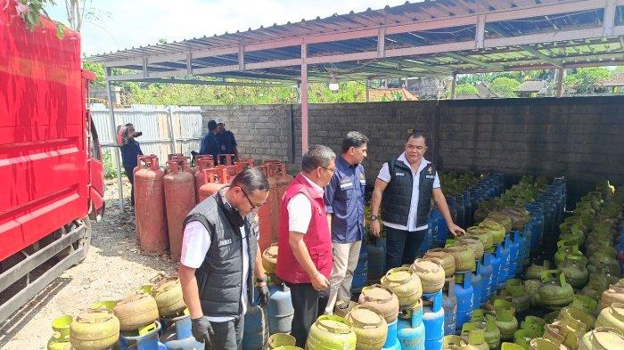 Gas oplosan: Dirtipidter Bareskrim Polri, Brigjen Pol Nunung Syaifuddin di antara gas oplosan di Banjar Griya Kutri, Desa Singapadu Tengah, Kecamatan Sukawati, Gianyar, Bali, Selasa 11 Maret 2025. Bareskrim Tangkap Pengoplos Gas Di Gianyar Bali, Keuntungan Pelaku Rp 650 Juta Per Bulan
