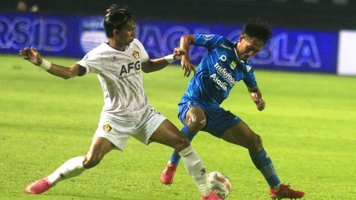 Gelandang Persib Bandung, Beckham Putra Nugraha (kanan), saat mencoba melewati pemain Persik Kediri pada laga di pekan ke-22 Liga 1 2023-2024 di Stadion Gelora Bandung Lautan Api, Bandung, Minggu (10/12/2023) malam. Persib kalah 0-2.