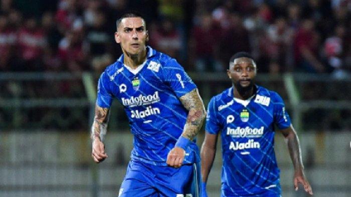 Bek Alberto Rodriguez (kiri)dan gelandang Levy Madinda di laga Persib baru-baru ini di kompetisi Liga 1 2023/2024. Duel menarik bakal kembali tersaji pada pekan 19 Liga 1 2023/2024 antara Persib Bandung melawan Arema FC dan simak prediksi susunan pemain Persib vs Arema.