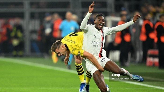 Bek Dortmund asal Norwegia #26 Julian Ryerson (Kiri) dan penyerang Portugal AC Milan #10 Rafael Leao berebut bola pada pertandingan sepak bola Grup F Liga Champions UEFA antara Borussia Dortmund dan AC Milan di Dortmund, Jerman barat pada 4 Oktober 2023. INA FASSBENDER / AFP