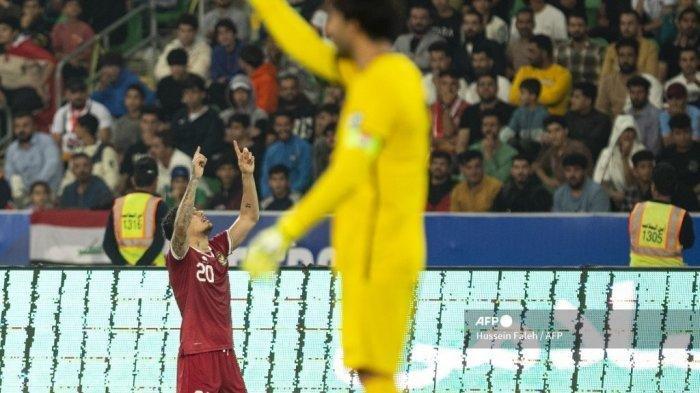 Bek Indonesia #20 Shayne Pattynama merayakan gol pertama timnya pada pertandingan sepak bola kualifikasi AFC Piala Dunia FIFA 2026 antara Irak dan Indonesia di Stadion Internasional Basra pada 16 November 2023. Hussein Faleh / AFP