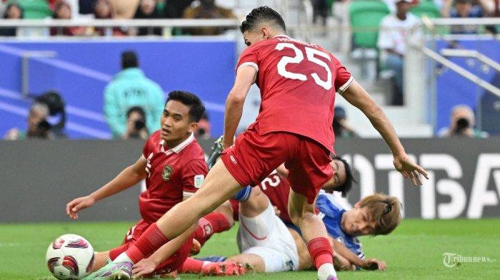Bek Indonesia Justin Hubner (25) menendang bola hingga kebobolan gol bunuh diri pada pertandingan sepak bola Grup D Piala Asia AFC Qatar 2023 antara Jepang dan Indonesia di Stadion al-Thumama di Doha pada 24 Januari 2024. (HECTOR RETAMAL/AFP)