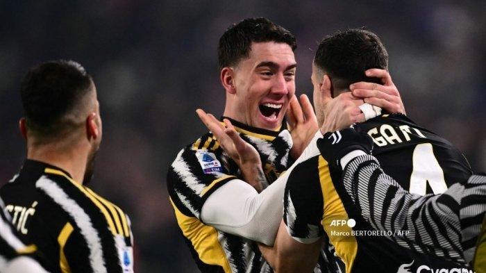 Bek Juventus asal Italia #04 Federico Gatti merayakan bersama rekan setimnya penyerang Juventus asal Serbia #09 Dusan Vlahovic (tengah) setelah mencetak gol pertama tim dalam pertandingan sepak bola Serie A Italia antara Juventus dan Napoli, di Stadion Allianz, di Turin pada 8 Desember 2023. Marco BERTORELLO / AFP