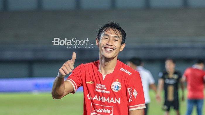 Bek Persija Jakarta, Hansamu Yama Pranata, melakukan selebrasi seusai mencetak gol dalam laga pekan ke-33 Liga 1 2022 di Stadion Indomilk Arena, Tangerang Banten, Senin (10/4/2023) malam.