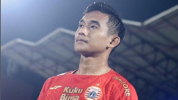 Absennya Rizky Ridho yang selama ini selalu jadi jenderal di lini belakang tim Garuda Muda meninggalkan kekhawatiran tersendiri.

Maklum, dia figur yang diandalkan saat menggalang pertahanan. Rajin berteriak, dan juga bertindak.
