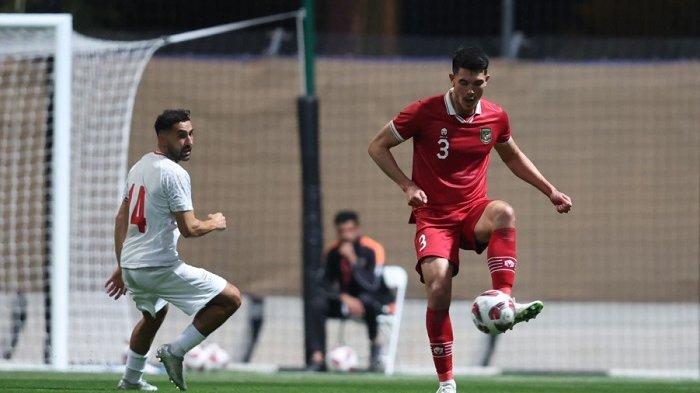 Bek Timnas Indonesia, Elkan Baggott (kanan) pada laga uji coba kontra Iran di Doha Qatar, Selasa, 9 Januari 2024. Sorotan Timnas Indonesia Usai Tumbang Lawan Iran dan Beber Elkan Baggott Soal Kans Piala Asia 2023