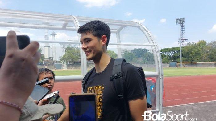 Pemain belakang Timnas U-23 Indonesia, Elkan Baggott usai sesi latihan di Stadion Sriwedari, Solo pada Kamis (7/9/2023).