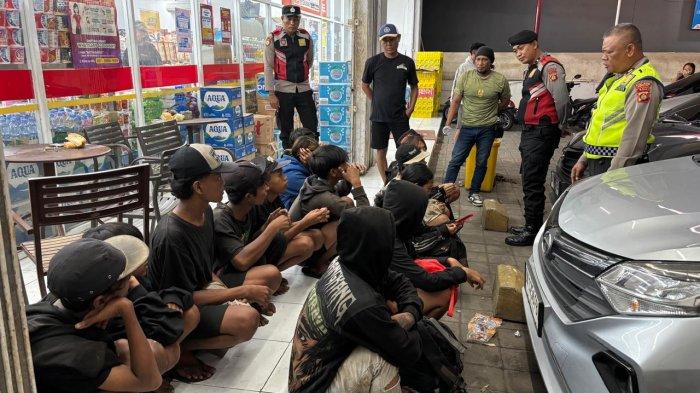 Petugas gabungan saat berhasil menciduk 17 anak jalanan yang kedapatan masuk Bali tanpa identitas resmi di Kelurahan Gilimanuk, Kecamatan Melaya, Jembrana, Sabtu 10 Mei 2025. Mereka kemudian dipulangkan via Pelabuhan Gilimanuk karena sempat memalak pengunjung minimarket dan warga sekitar. Belasan Anak Jalanan Memalak Pengunjung Minimarket di Jembrana, Masuk Bali Tanpa Identitas