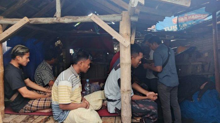SELAMAT - Belasan penumpang dan ABK KMP Tunu Pratama Jaya saat berhasil dievakuasi ke pesisir Pantai Pebuahan, Desa Banyubiru, Kecamatan Negara, Jembrana, Kamis 3 Juli 2025 pagi.