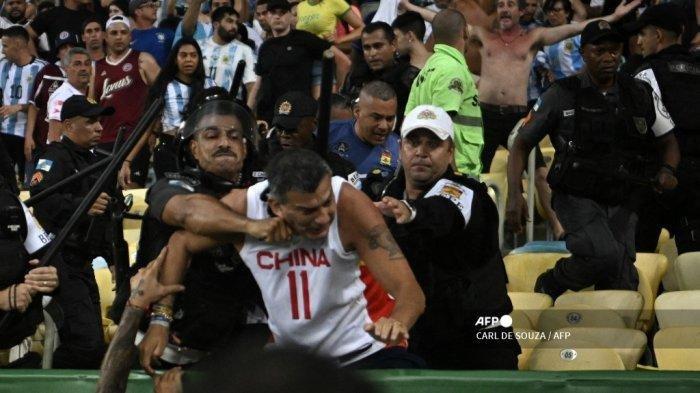 Suporter Argentina bentrok dengan polisi Brasil sebelum dimulainya pertandingan Kualifikasi Piala Dunia 2026 Zona CONMEBOL di Stadion Maracana pada 21 November 2023. CARL DE SOUZA / AFP