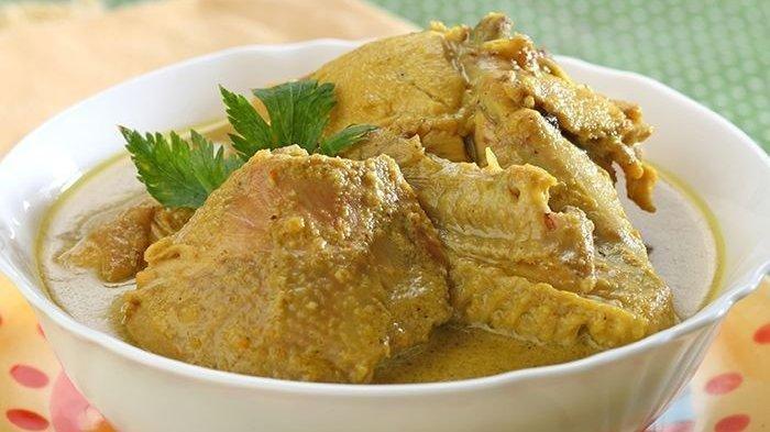 Opor Ayam dengan Pelengkap Beragam