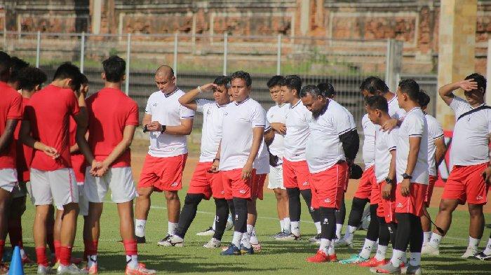 Bima Sakti saat memimpin latihan Skuat Garuda United U-17 di Stadion Ngurah Rai Denpasar, pada Selasa 1 Agustus 2023.