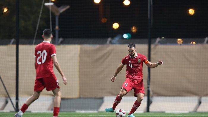 Bek Timnas Indonesia, Jordi Amat menguasai bola di laga ujicoba melawan Iran, Rabu, 9 Januari 2024 di Doha, Qatar. Blunder Bek Timnas Indonesia Kembali Jadi Sorotan Jelang Piala Asia 2023, Ini Respon Shin Tae-yong