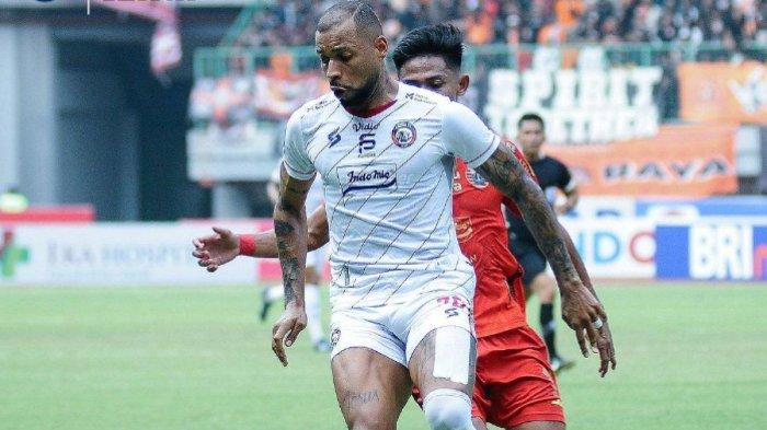 Bomber Arema FC, Gustavo Almeida saat dikawal pemain Persija Jakarta, Firza Andika dalam lanjutan Liga 1 2023 pekan kesembilan di Stadion Patriot Candrabhaga, Bekasi, Minggu (20/8/2023).
