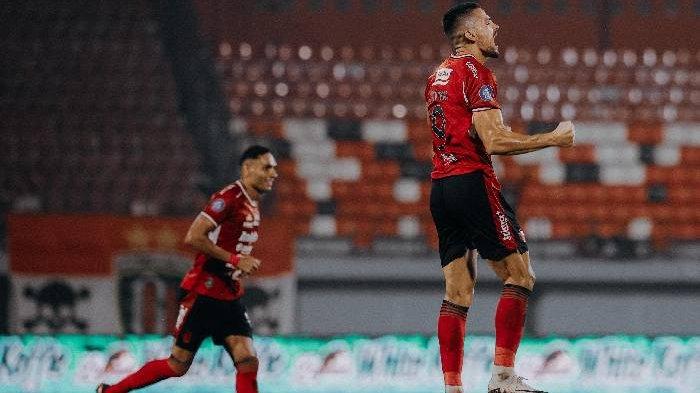 SELEBRASI - Pemain nomor punggung 9 Bali United, Boris Kopitovic berselebrasi usai mencetak gol ke gawang Malut United di Stadion Kapten I Wayan Dipta, Gianyar, Bali, pada Senin 17 Februari 2025. Istimewa/Bali United