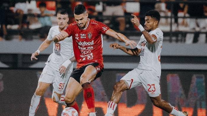 INCAR BOLA - Boris Kopitovic mengincar bola dalam laga Bali United vs Malut United dalam lanjutan Liga 1 2024/2025 pekan 23 pada 17 Februari 2025.