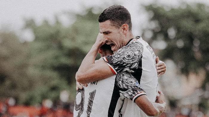Boris Kopitovic merayakan gol debutnya bersama Bali United saat laga melawan Semen Padang pada 20 Januari 2025 sore.